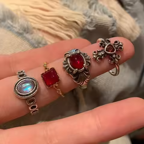 ANILLO VINTAGE GÓTICO ROJO ESTILO ÚNICO